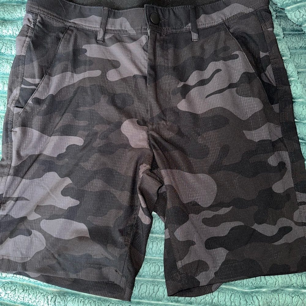 Mens 8” Hybrid Camo Shorts